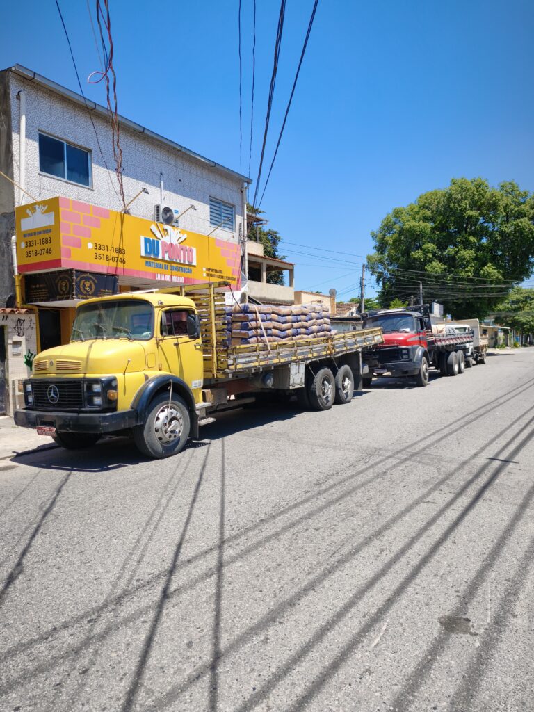 Imagem de um caminhão carregado de cimento em frente a loja Du Ponto Material de Construção - Realengo
